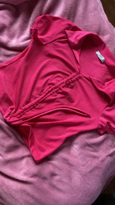 Blusa fucsia con detalle fruncido - miniatura 1