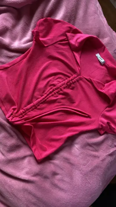 Blusa fucsia con detalle fruncido - miniatura 2
