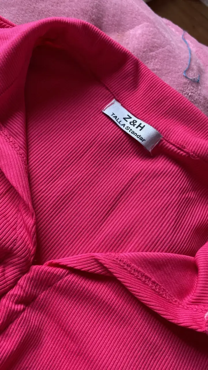 Blusa fucsia con detalle fruncido - 4