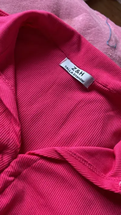 Blusa fucsia con detalle fruncido - miniatura 4