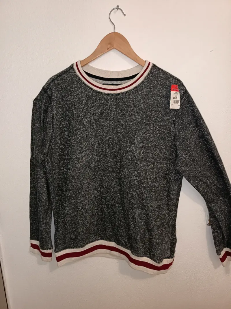 Suéter gris con detalles rojos y blancos