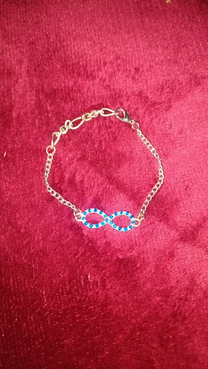 Pulsera de cadena con símbolo infinito azul
