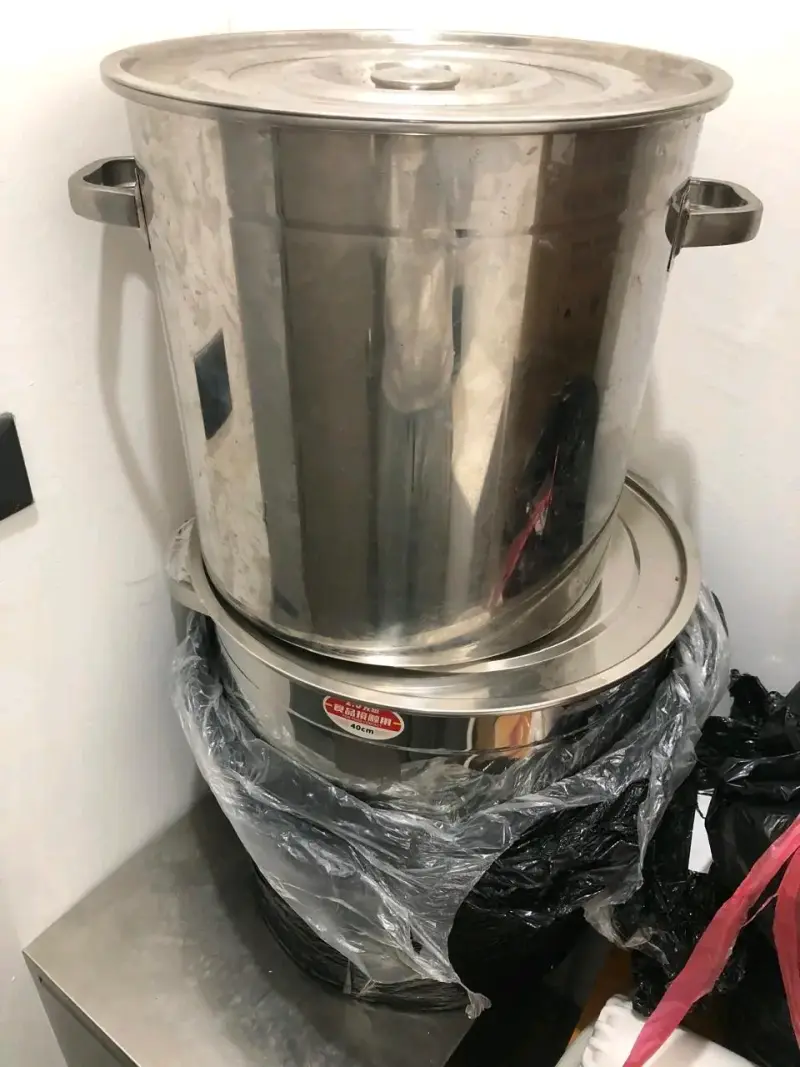 Olla de acero inoxidable grande con tapa