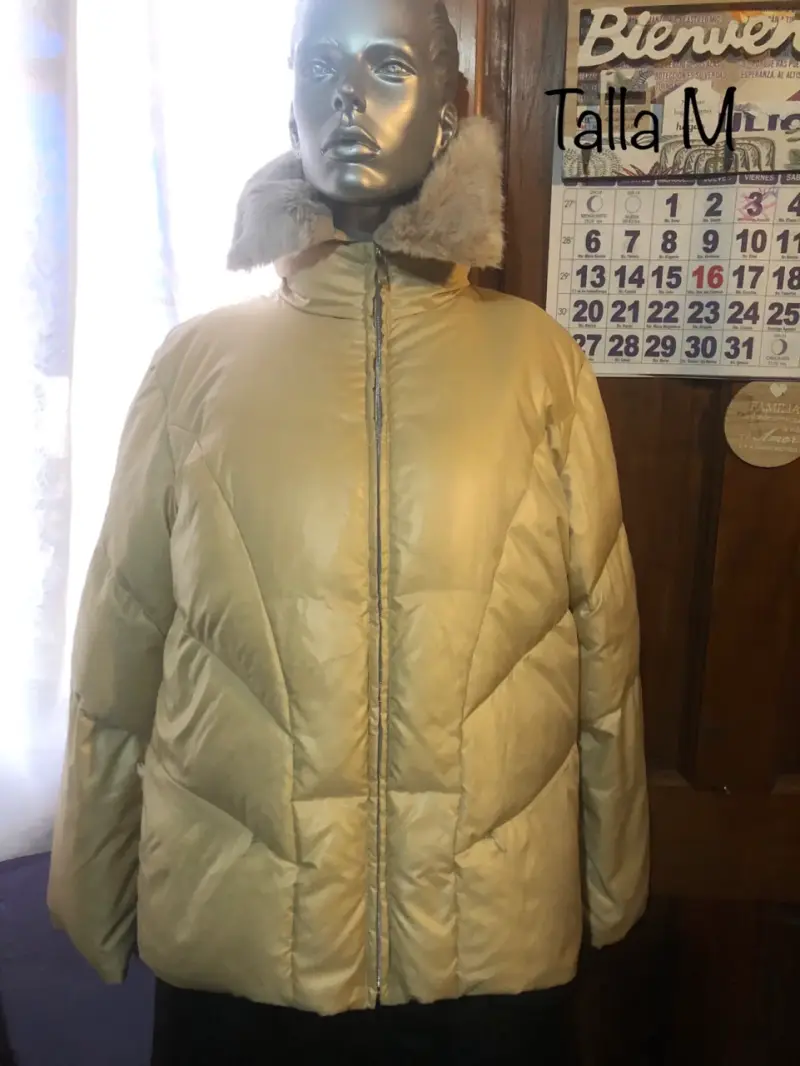 Chaqueta acolchada beige con cuello de piel sintética