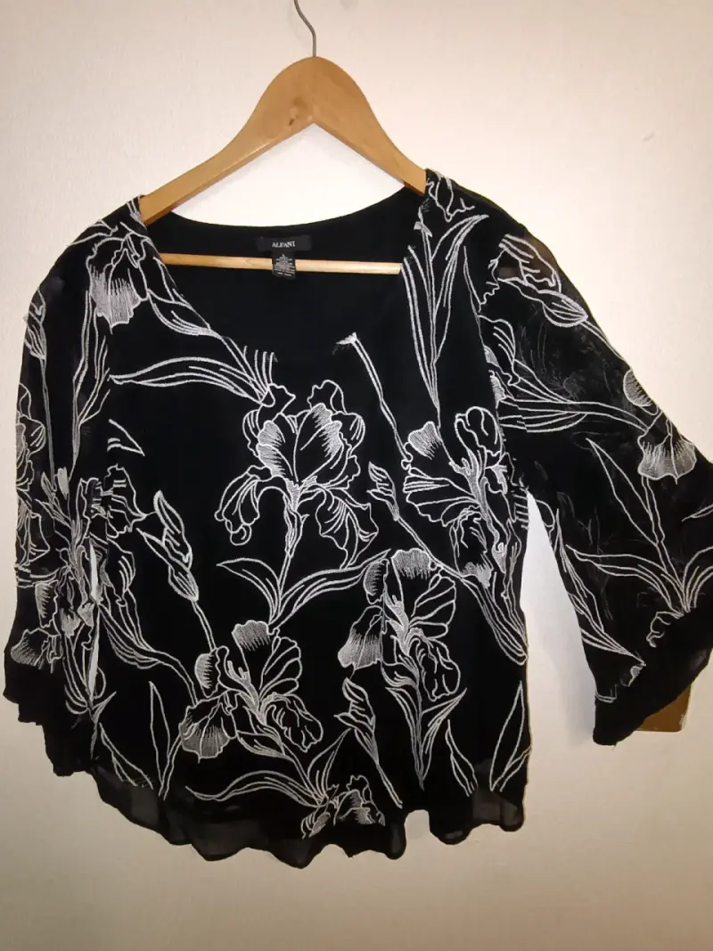 Blusa negra con estampado floral Alfani