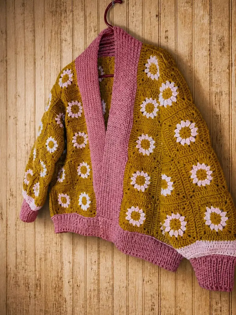 Chaleco tejido a crochet con diseño floral - 1
