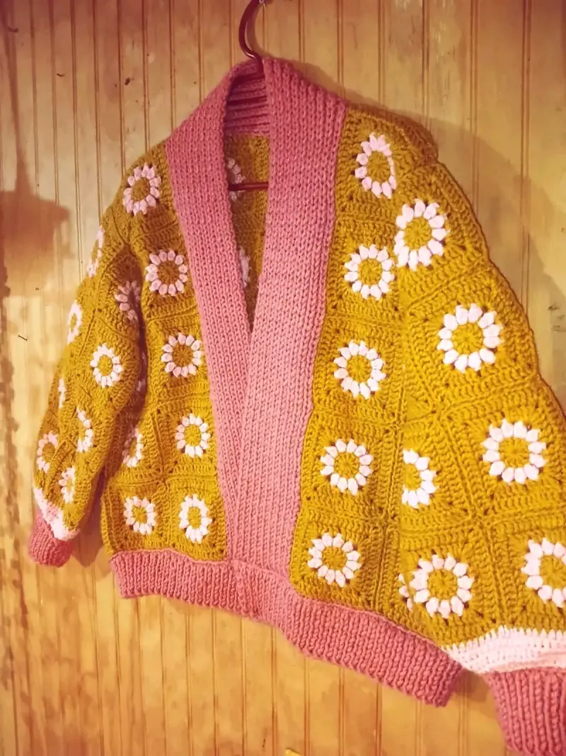 Chaleco tejido a crochet con diseño floral - 2