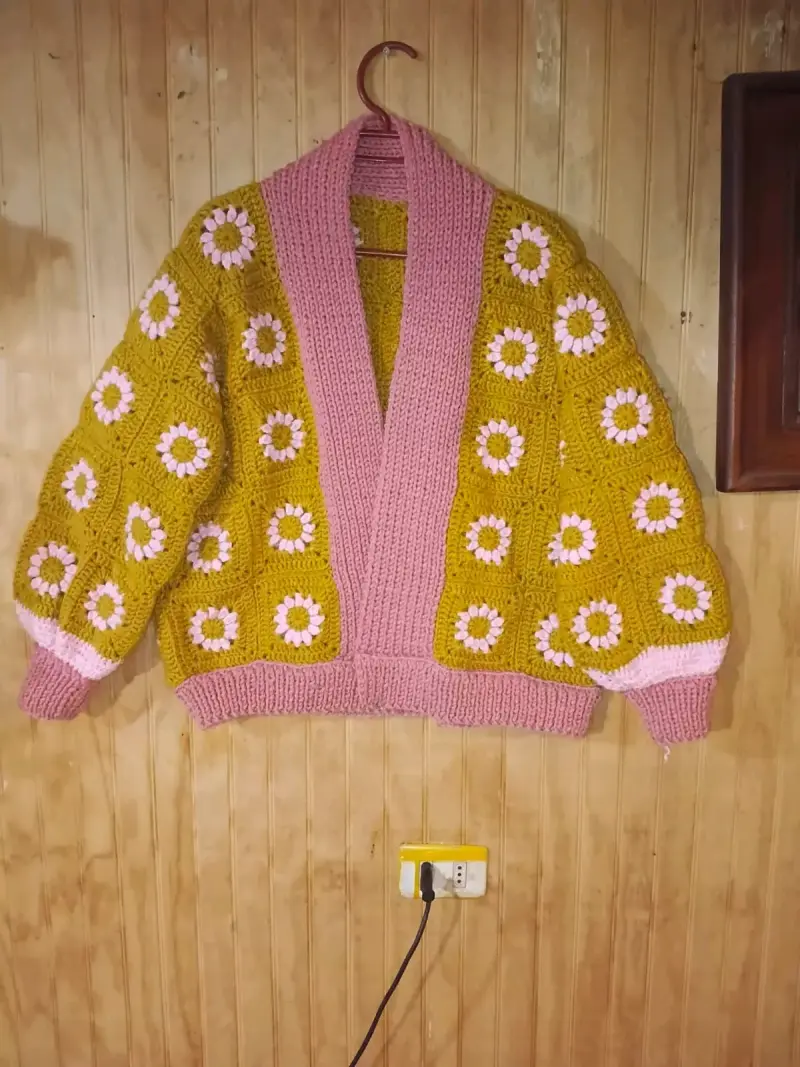 Chaleco tejido a crochet con diseño floral - 3