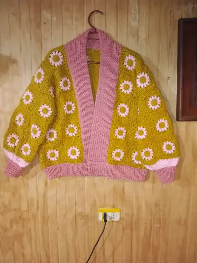 Chaleco tejido a crochet con diseño floral - miniatura 3