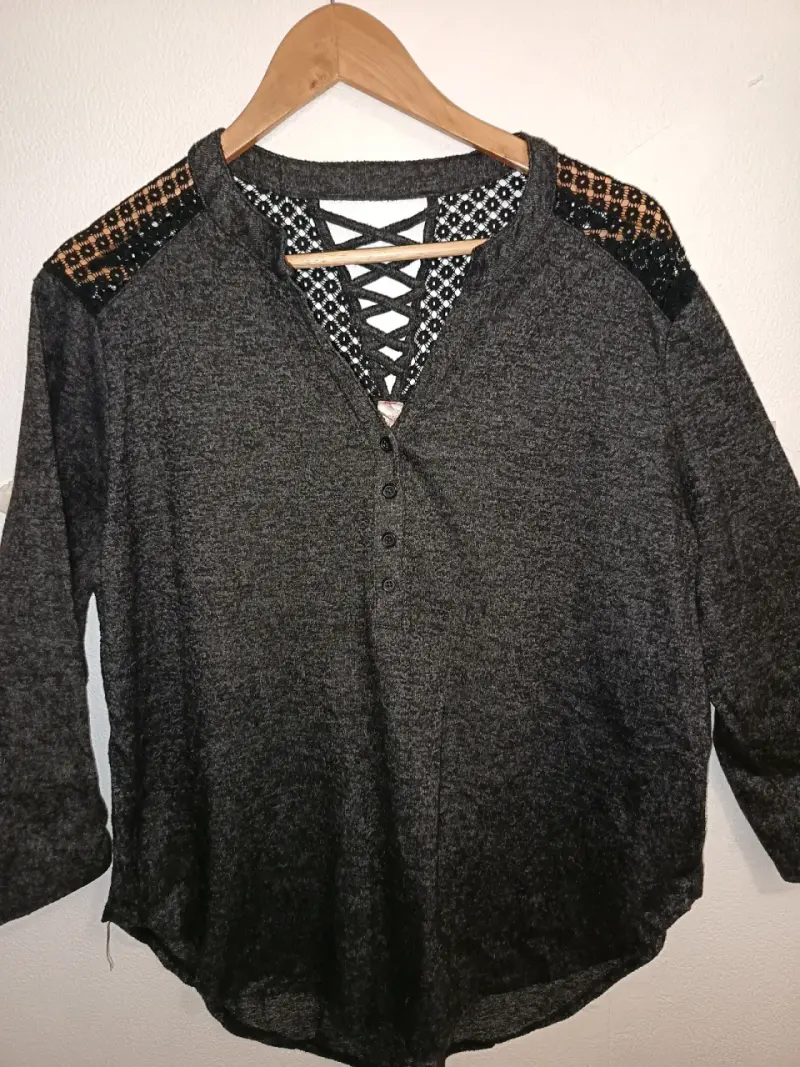 Polera gris con encaje en hombros