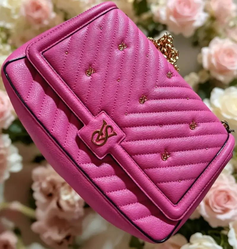 Bolso de cuero rosa con cadena dorada