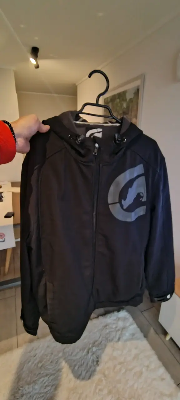 Chaqueta negra con capucha y logo