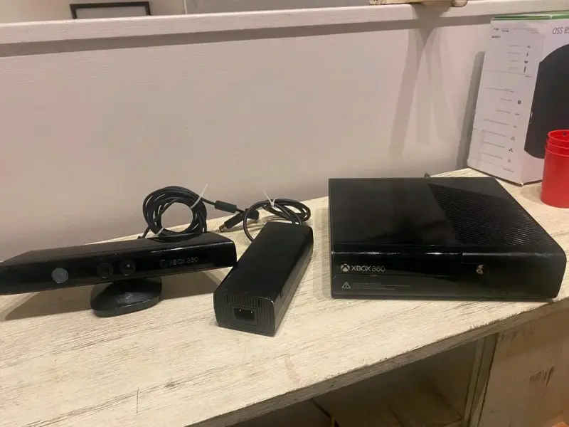 Consola Xbox 360 con Kinect y fuente de poder