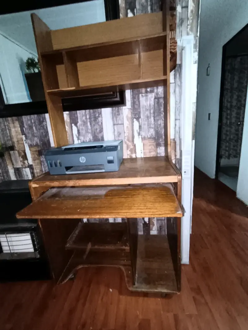 Escritorio de madera con estantería incorporada