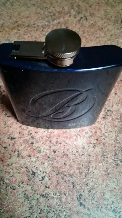 Petaca azul metálica con diseño elegante - miniatura 2