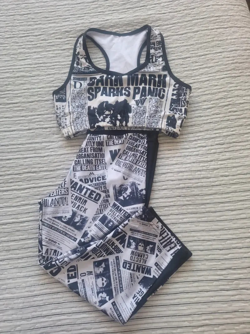 Conjunto deportivo estampado de periódico