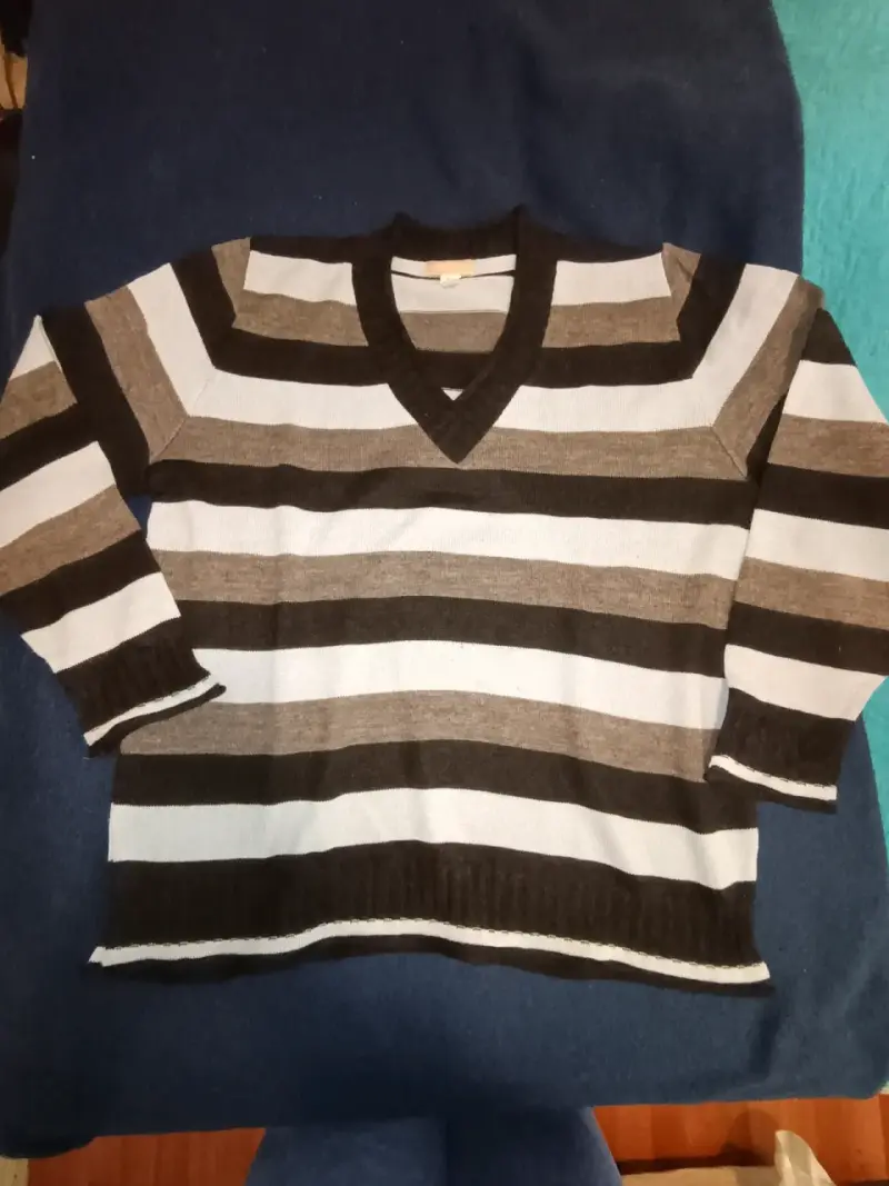 Suéter de rayas para hombre en tonos marrón y negro - 1