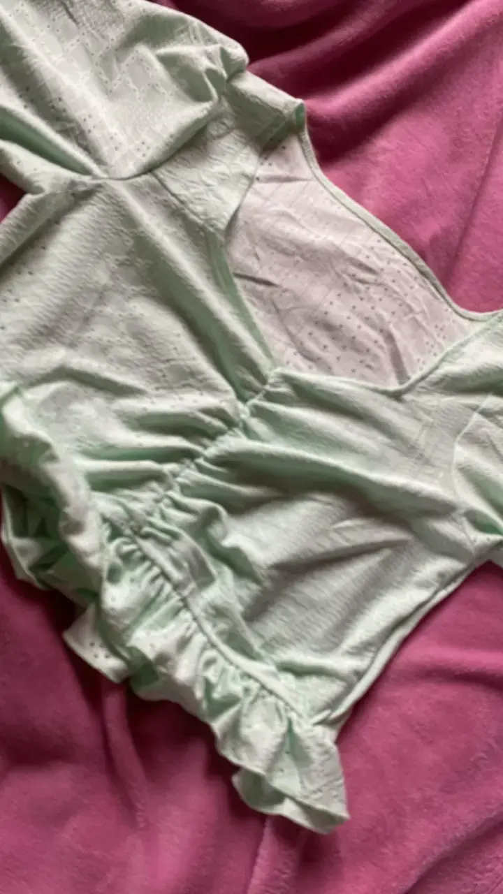 Blusa verde menta con volantes para mujer - 1