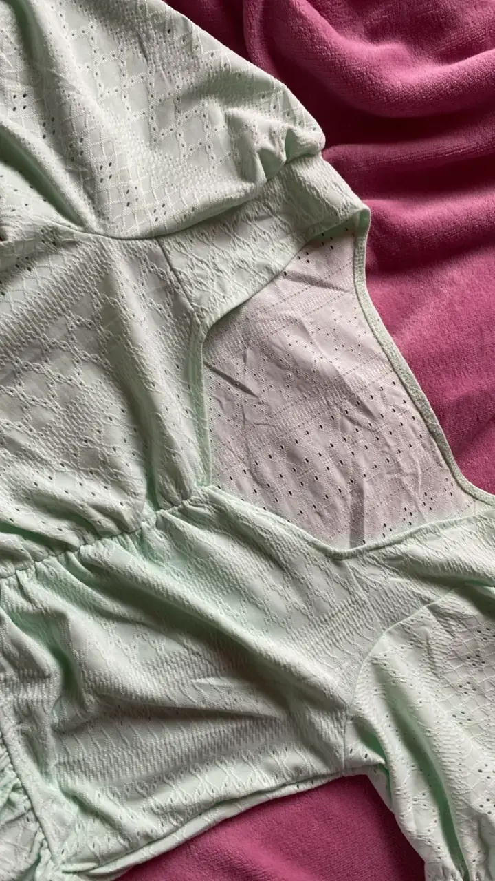 Blusa verde menta con volantes para mujer - 2
