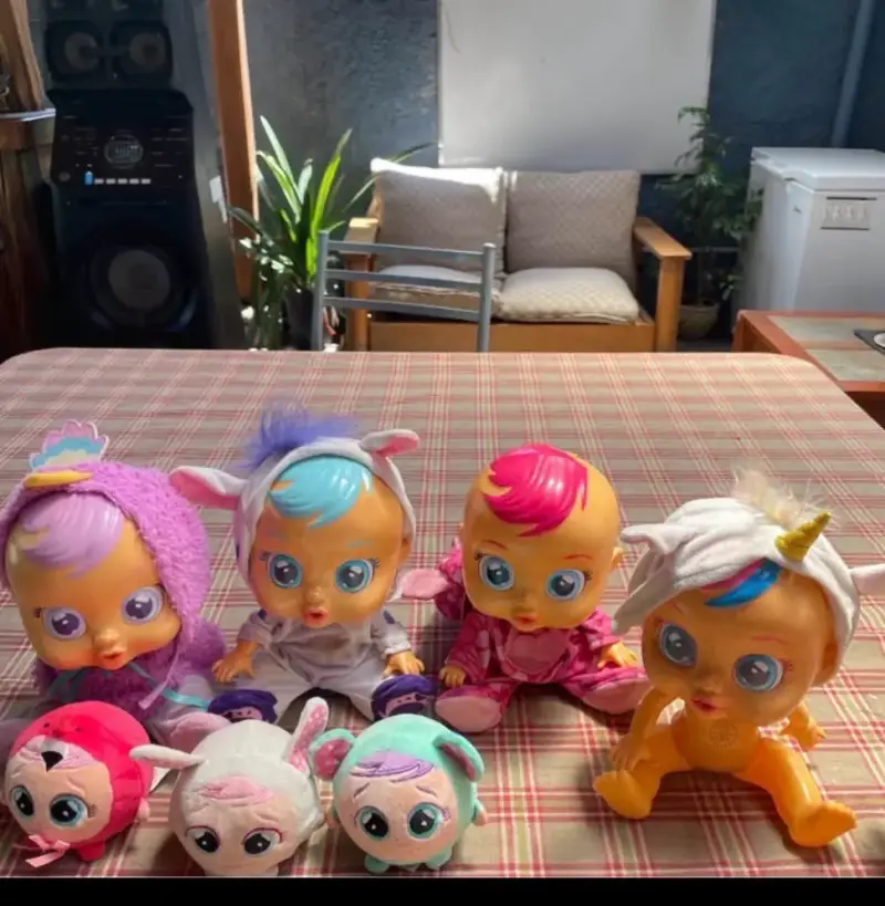 Muñecas Cry Babies con accesorios de peluche