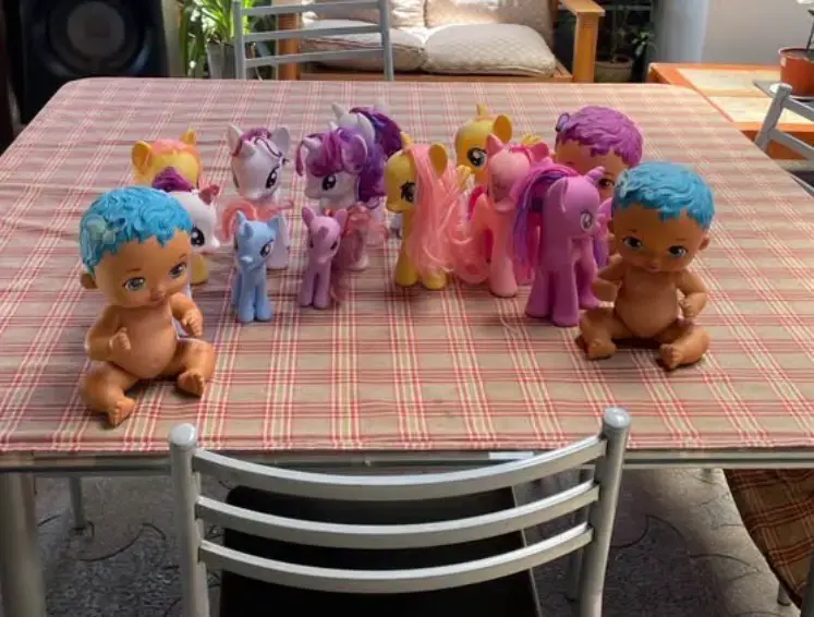 Lote de muñecos y ponis de juguete
