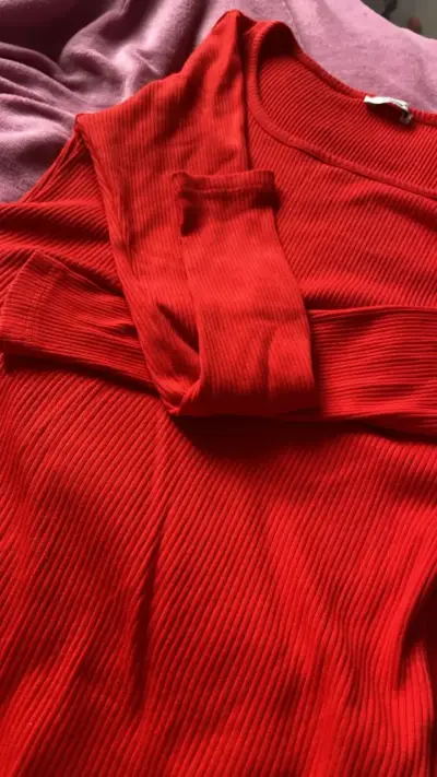 Suéter rojo de punto para mujer - miniatura 3