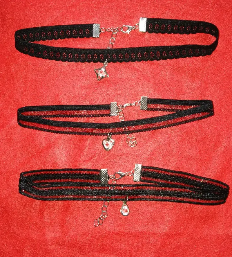 Set de chokers negros con dijes decorativos
