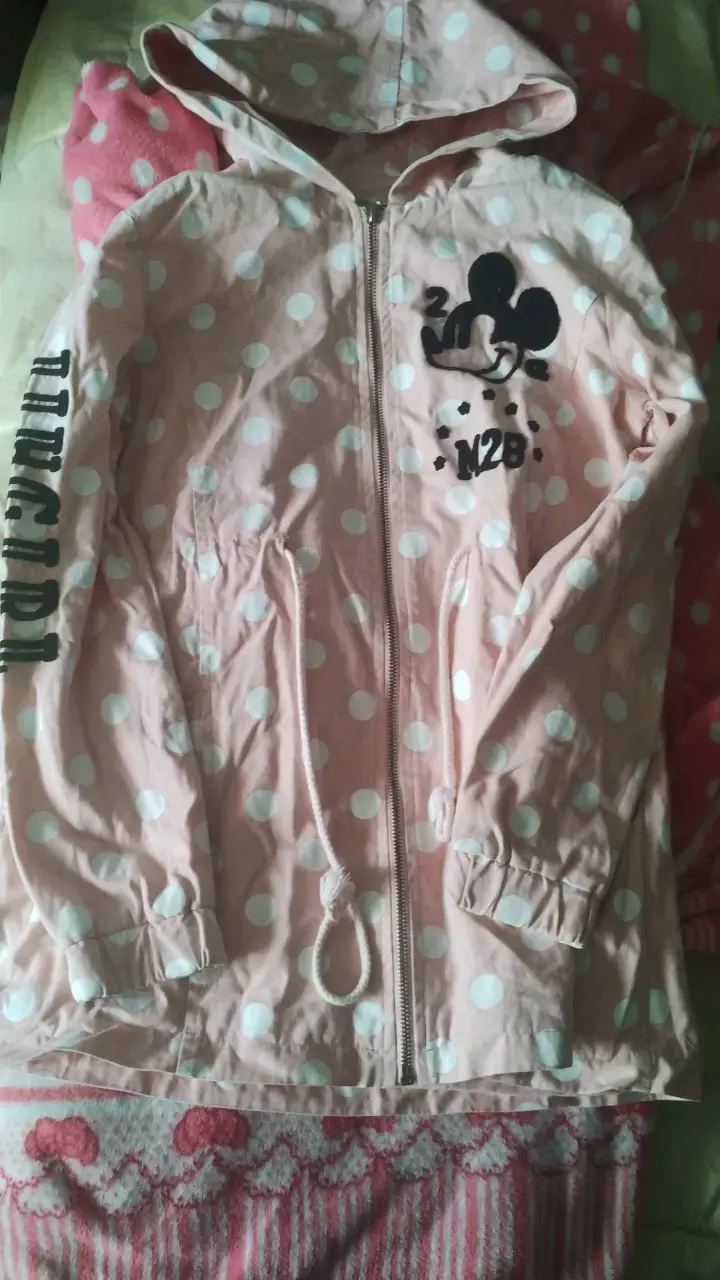 Chaqueta rosada con capucha y lunares