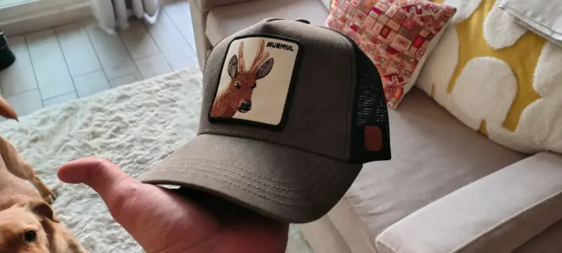 Gorra trucker con diseño de huemul