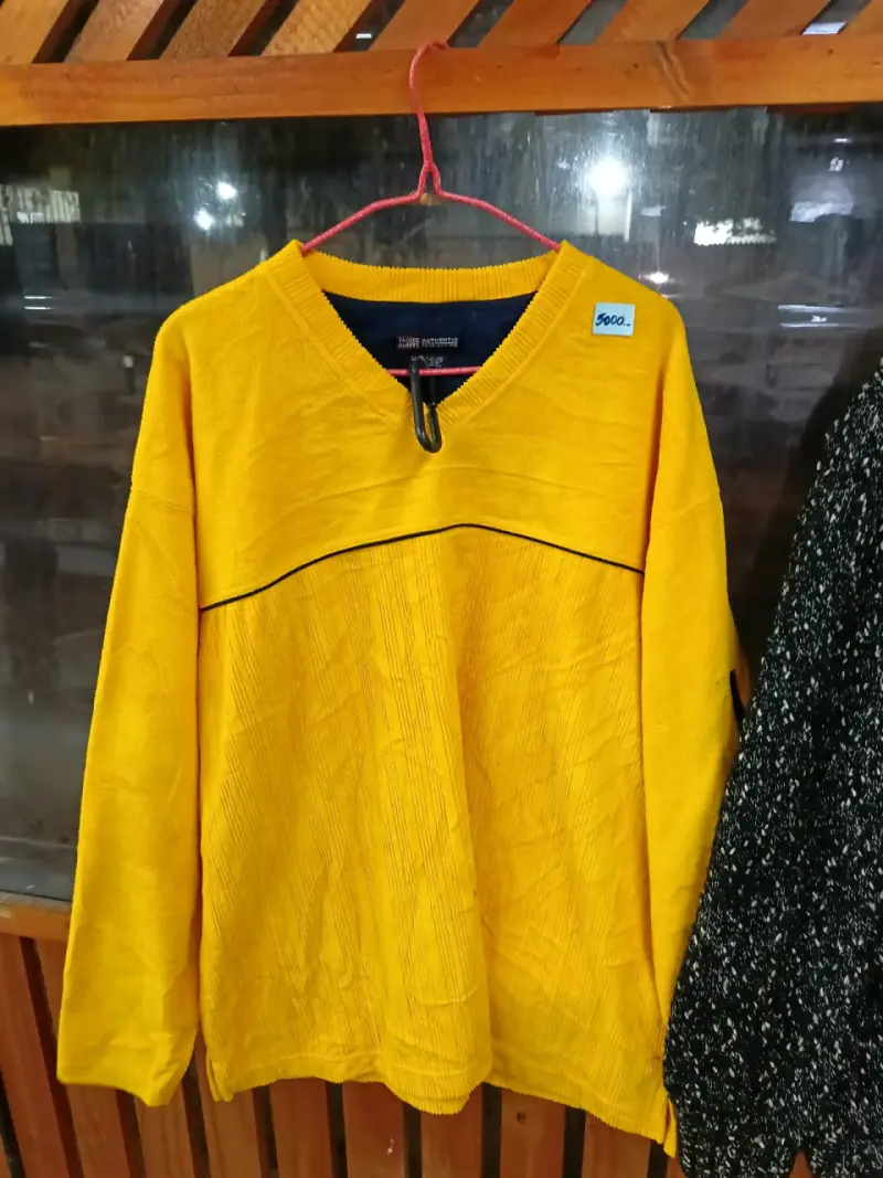 Suéter amarillo de hombre con diseño moderno