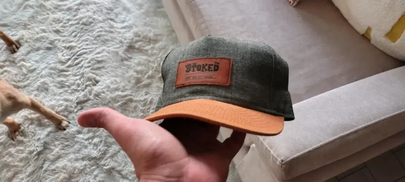 Gorra Stoked verde y beige estilo urbano
