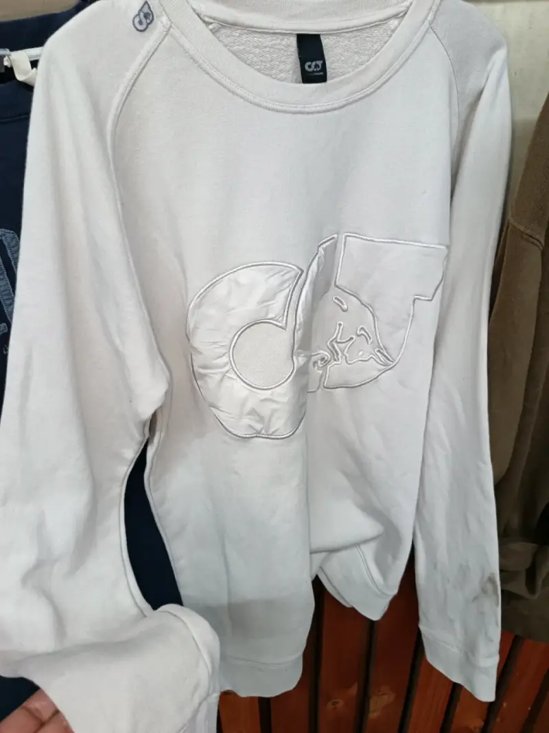 Polerón blanco con logo bordado