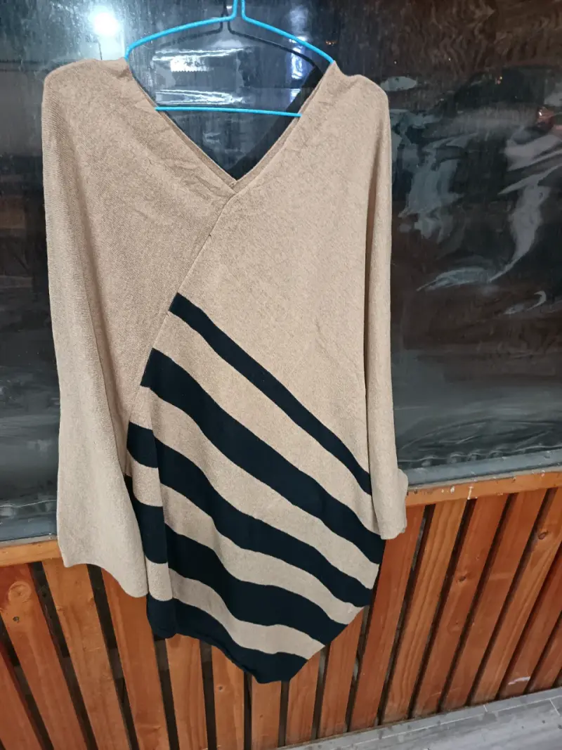 Poncho beige con rayas negras estilo casual