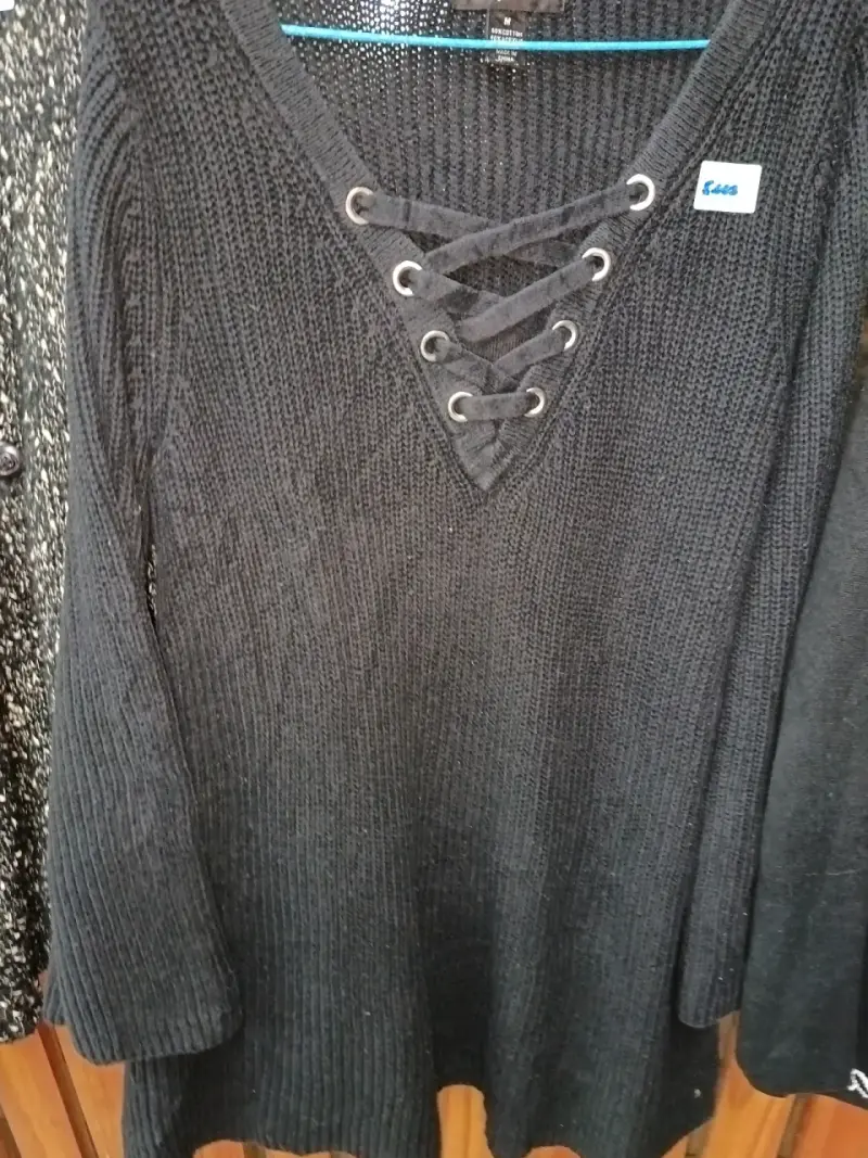 Vestido de punto negro con cordones