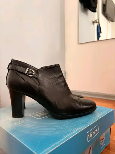 Botines de cuero negro con tacón alto - miniatura 1