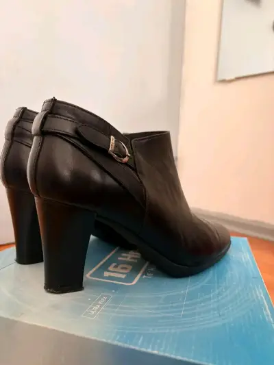 Botines de cuero negro con tacón alto - miniatura 2