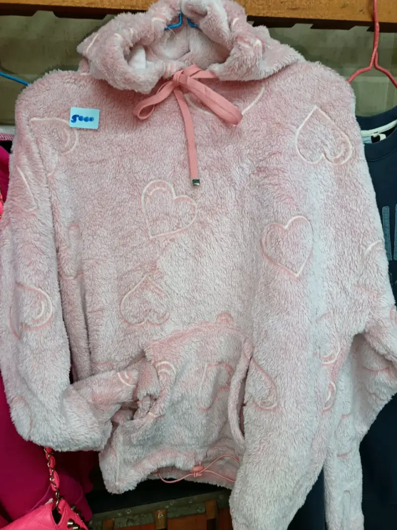 Polerón de felpa rosa con capucha y corazones