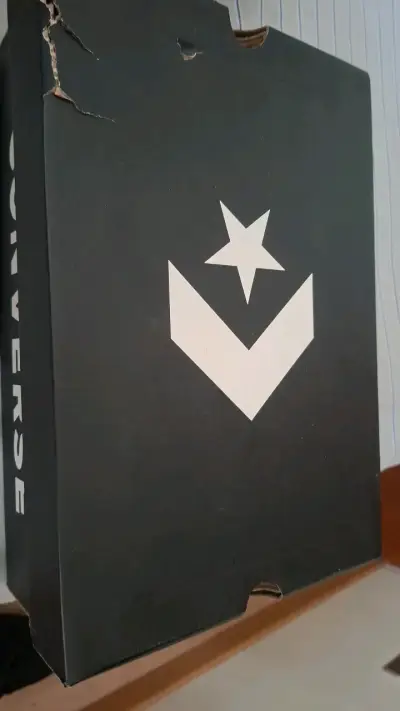 zapatos Converse blancos caja negra. - miniatura 1