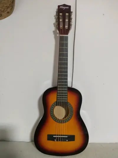 Guitarra para niños con su funda - miniatura 3