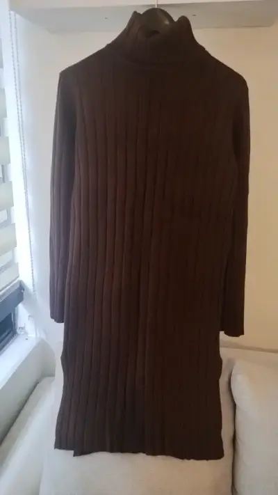 Vestido de punto marrón con cuello alto - miniatura 1