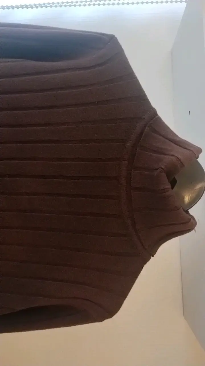 Vestido de punto marrón con cuello alto - 2