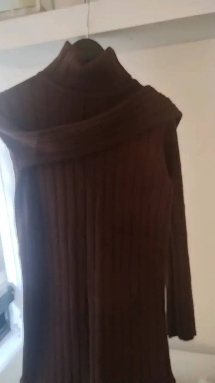 Vestido de punto marrón con cuello alto - 3