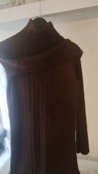 Vestido de punto marrón con cuello alto - miniatura 3