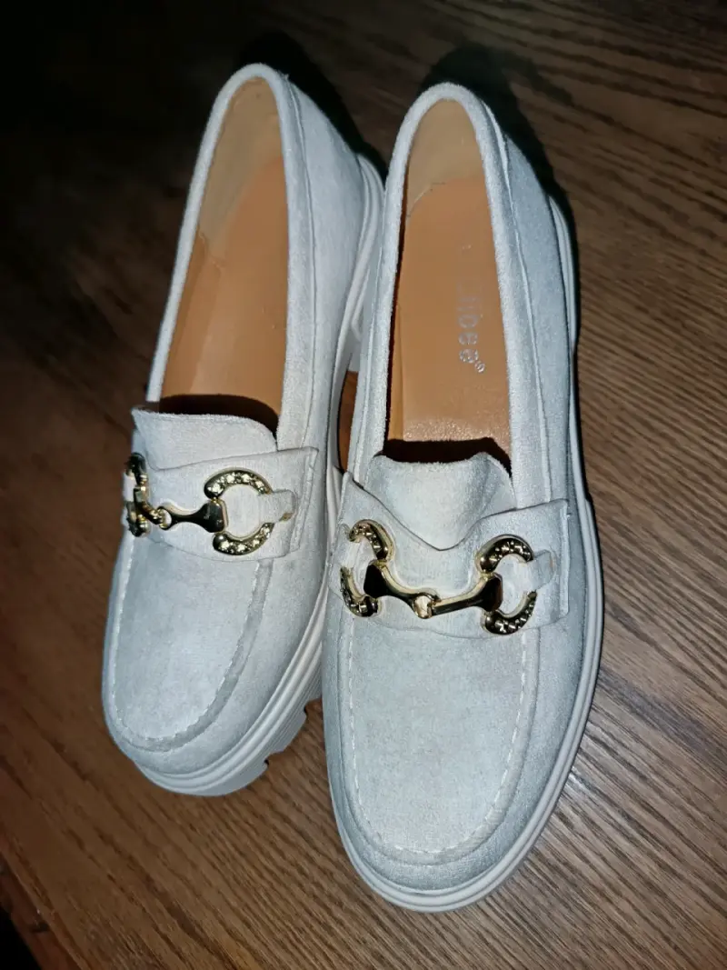 Mocasines de mujer beige con detalle dorado - 1
