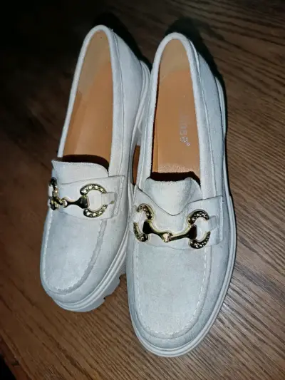 Mocasines de mujer beige con detalle dorado - miniatura 1