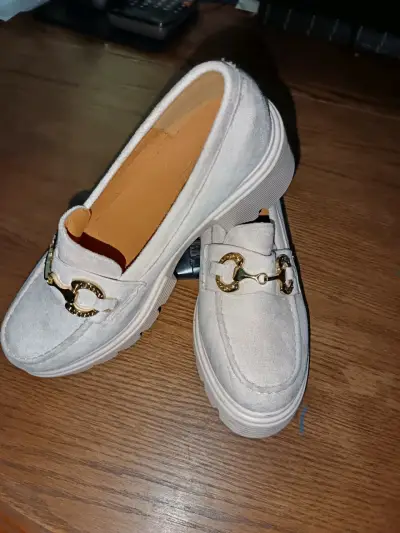 Mocasines de mujer beige con detalle dorado - miniatura 2