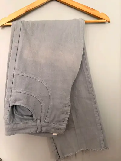 Jeans grises de mezclilla para mujer - miniatura 1