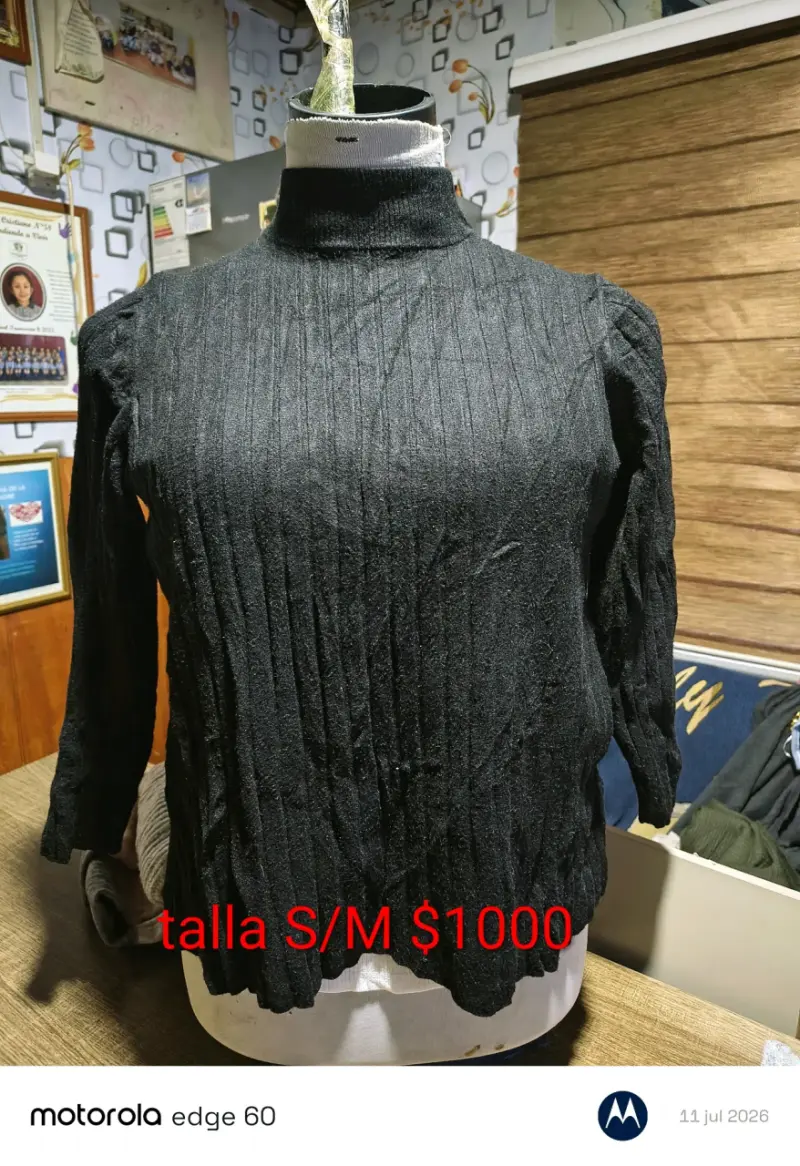 Suéter negro de cuello alto talla S/M