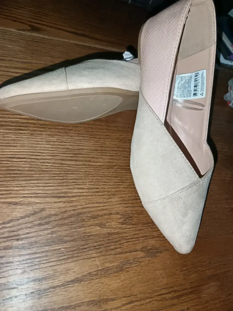 Zapatos planos beige con textura elegante - 1
