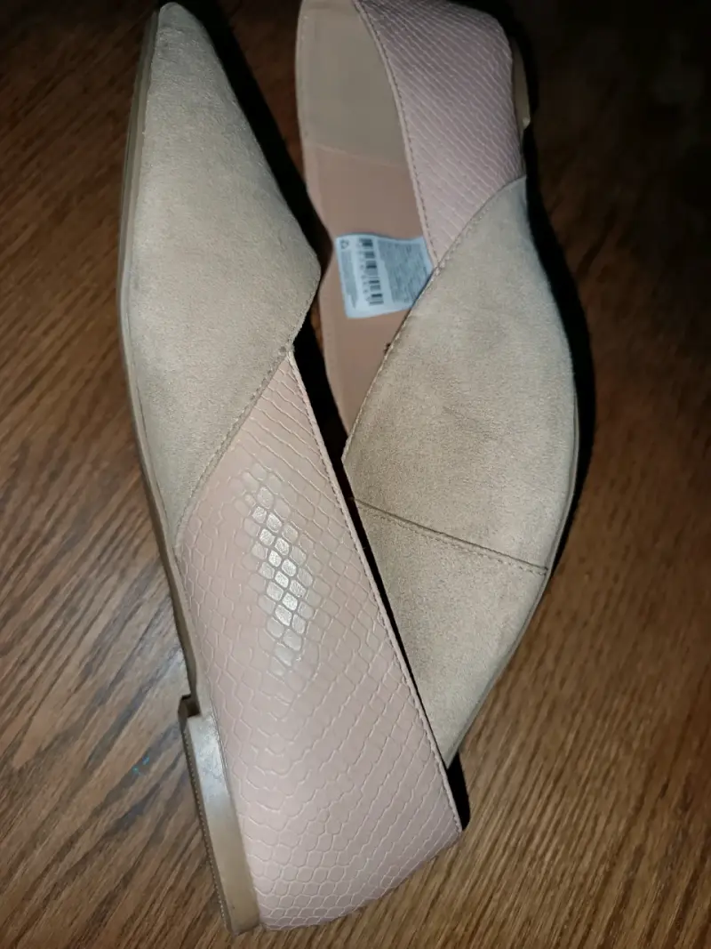 Zapatos planos beige con textura elegante - 2